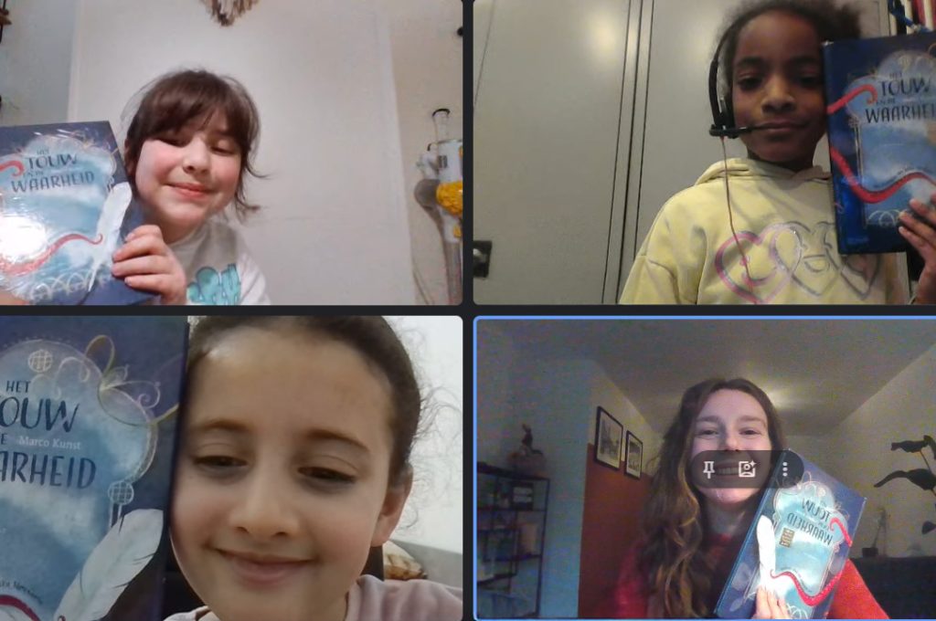 Een foot van drie kinderen die met hun begeleider in een online boekenclub vergadering zitten